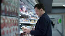 Gestalter Paul Peraus bei seiner Recherche im Superamrkt.