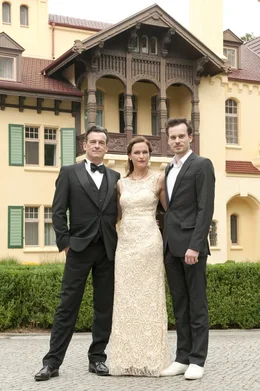 v.li.: Robert Heller (Thomas Sarbacher), Margret Heller (Nina Kronj&auml;ger), David Heller (Florian Bartholom&auml;i)