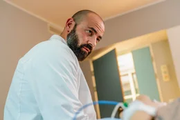 Dr. Hoffmann (Anton Noori) am Krankenbett von Caroline (Martina Gedeck).