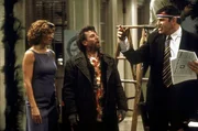 Nikki (Connie Britton, l.) und Paul (Richard Kind, r.) bem&uuml;hen sich um einen Obdachlosen (Gordon Joseph Weiss, M.).