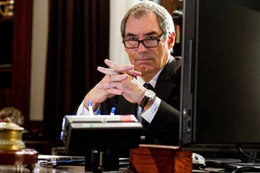 Timothy Dalton (Chefinspektor Jones).