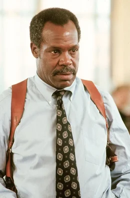 Wenige Tage vor seiner Pensionierung muss Roger Murtaugh (Danny Glover) noch einmal Streifendienst leisten. Doch bei einem Einsatz auf der Stra&szlig;e k&ouml;nnen Murtaugh und Riggs (Mel Gibson) Gangster &uuml;ebrw&auml;ligen udn bekommen ihre alten Dienstmarken wieder ...