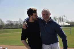 Vater und Sohn auf dem Sportplatz: Werner Kreye (Joachim Kr&oacute;l, r.) und Martin Kreye (Franz Dinda, l.).