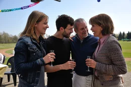In gl&uuml;cklicher Familienrunde bei Werners Geburtstag: v.l.: Nina Philips (Bernadette Heerwagen), Martin Kreye (Franz Dinda), Werner Kreye (Joachim Kr&oacute;l) und und seine Frau Helga (Ulrike Kriener).