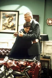 Winston (Barry Bostwick, r.) macht Mike (Michael J. Fox, l.) einen ganz besonderen "Couchtisch" zum Geschenk ...