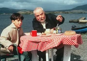 Crispin (Raphael Ghobadloo, li.) hat Unterschlupf bei dem kauzigen Schäfer Mr. Lowery (Hans Korte) gefunden, der alleine in einem alten Zugwagon am See wohnt. Crispin (Raphael Ghobadloo, li.) hat Unterschlupf bei dem kauzigen Schäfer Mr. Lowery (Hans Korte) gefunden, der alleine in einem alten Zugwagon am See wohnt.