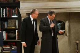 John Acheson (Paul Bettany, l.) und Chief Inspector Jones (Timothy Dalton, r.)
