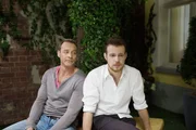 Tobias (Patrick Müller, r.) findet in seiner Trauer Verständnis bei Rufus (Kai Noll), der so gut wie kaum ein anderer weiß, wie schmerzhaft der Verlust geliebter Menschen ist. Tobias (Patrick Müller, r.) findet in seiner Trauer Verständnis bei Rufus (Kai Noll), der so gut wie kaum ein anderer weiß, wie schmerzhaft der Verlust geliebter Menschen ist.