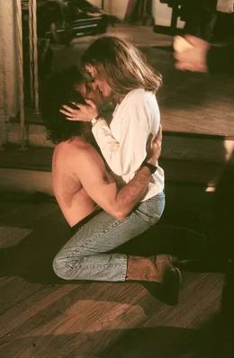 Ob das gut geht? Cop Martin Riggs (Mel Gibson) verliebt sich in die taffe Polizistin Lorna Cole (Rene Russo), die in der Abteilung interne Angelegenheiten arbeitet.