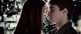 Kommen sich langsam n&auml;her: Rons Schwester Ginny (Bonnie Wright, l.) und Harry (Daniel Radcliffe, r.).