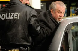 Werner Kreye (Joachim Kr&oacute;l) wird von der Polizei festgenommen.