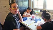 Um den neuen Vorschul-Alltag ihrer Zwillinge zu strukturieren, hat Janine eine Lernzeit für die Hausaufgaben festgelegt. Um den neuen Vorschul-Alltag ihrer Zwillinge zu strukturieren, hat Janine eine Lernzeit für die Hausaufgaben festgelegt.