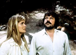 Melissa (Candice Bergen, li.) und der Bandit Calder (Oliver Reed, re.) werden gejagt ...