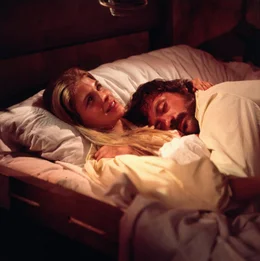 Melissa Ruger (Candice Bergen, l.); Frank Calder (Oliver Reed, r.)