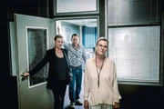 Vera Lanz (Katharina Böhm, l.) erhofft sich durch die Therapeutin Annegret Haas (Andrea L’Arronge, r.) einen Zugang zum verschlossenen Valentin Wimmer. Vera Lanz (Katharina Böhm, l.) erhofft sich durch die Therapeutin Annegret Haas (Andrea L’Arronge, r.) einen Zugang zum verschlossenen Valentin Wimmer.