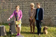 Leonie (Maria Kempken), Micki (Joy Lee Juana Abiola-Müller) und Tobias (Patrick Müller) nehmen gemeinsam Abschied von Sonja und Paul. Leonie (Maria Kempken), Micki (Joy Lee Juana Abiola-Müller) und Tobias (Patrick Müller) nehmen gemeinsam Abschied von Sonja und Paul.