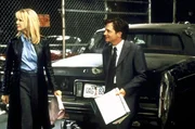Mike (Michael J. Fox, r.) und Caitlin (Heather Locklear, l.) besprechen die heikle Situation ...