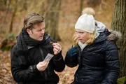 Ingo (André Dietz) und Bea (Caroline Maria Frier) erwarten mit gespannter Vorfreude die Wirkung der angeblich "bewusstseinserweiternden" Pilze, die Can für sie beschafft hat. Ingo (André Dietz) und Bea (Caroline Maria Frier) erwarten mit gespannter Vorfreude die Wirkung der angeblich "bewusstseinserweiternden" Pilze, die Can für sie beschafft hat.