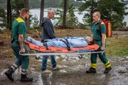 Der schwer verletzte Bruno (Ramtin Parvaneh) wird von Rettungskräften (Jacob Mohlin, l. und Christian Bitar, r.) abtransportiert. Alexander (Nicolai Cleve Broch, 2.v.l.) nimmt den mutmaßlichen Tatort in Augenschein. Der schwer verletzte Bruno (Ramtin Parvaneh) wird von Rettungskräften (Jacob Mohlin, l. und Christian Bitar, r.) abtransportiert. Alexander (Nicolai Cleve Broch, 2.v.l.) nimmt den mutmaßlichen Tatort in Augenschein.