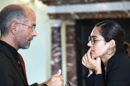 L-R: Richard Pohl (Christoph Maria Herbst) und Naima Hamid (Nilam Farooq)