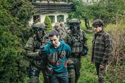 Anstelle des Verdächtigen Hermann Wimmer finden die Ermittler nur seinen schweigsamen Sohn Valentin Wimmer (Denis Moschitto, M.) vor. Weiß er von der Tat? Anstelle des Verdächtigen Hermann Wimmer finden die Ermittler nur seinen schweigsamen Sohn Valentin Wimmer (Denis Moschitto, M.) vor. Weiß er von der Tat?