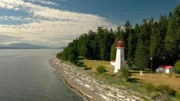 Vor Vancouver Island liegen unz&auml;hlige Inseln. Dank der besonderen Str&ouml;mung landet auf Quadra Island besonders viel Treibholz. Perfekt, um daraus gro&szlig;e Skulpturen zu bauen.
