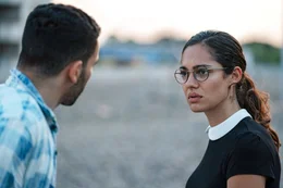 L-R: Mo (Hassan Akkouch) und Naima Hamid (Nilam Farooq)