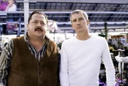 Als die Cops Hofer (Josef Hannesschläger, li.) und Satori (Markus Böker) erneut am Tatort auftauchen, müssen sie feststellen, dass es auf einmal einen Hasen zu viel gibt. Als die Cops Hofer (Josef Hannesschläger, li.) und Satori (Markus Böker) erneut am Tatort auftauchen, müssen sie feststellen, dass es auf einmal einen Hasen zu viel gibt.