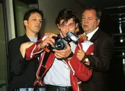 Die beiden Kommissare Bongartz (Max Gertsch) und Kehler (Wolfgang Bathke, r.) versuchen, den aufdringlichen Journalisten (Tom Mikulla) zurückzuhalten. Die beiden Kommissare Bongartz (Max Gertsch) und Kehler (Wolfgang Bathke, r.) versuchen, den aufdringlichen Journalisten (Tom Mikulla) zurückzuhalten.