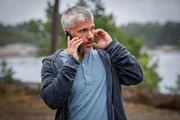 Nach seiner Entlassung aus der Rehaklinik ringt Alexander (Nicolai Cleve Broch) weiterhin mit traumatischen Erinnerungen. Nach seiner Entlassung aus der Rehaklinik ringt Alexander (Nicolai Cleve Broch) weiterhin mit traumatischen Erinnerungen.