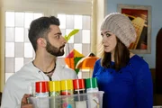 Als Ingo sich meldet und die Wirkung der Pilze in Frage stellt, sucht Can (Volkan Isbert) eilig die nötigen Sachen zusammen, um den beiden gemeinsam mit Katja (Anna-Katharina Samsel) einen Trip vorzutäuschen. Als Ingo sich meldet und die Wirkung der Pilze in Frage stellt, sucht Can (Volkan Isbert) eilig die nötigen Sachen zusammen, um den beiden gemeinsam mit Katja (Anna-Katharina Samsel) einen Trip vorzutäuschen.