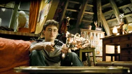 W&auml;hrend alle Sch&uuml;ler in Hogwarts verliebt sind, schleicht sich das Unheil an, das nur noch Zauberlehrling Harry (Daniel Radcliffe) verhindern kann.