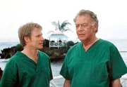 Erster Verdacht: Im Gespräch mit Hofmann (Klausjürgen Wussow, re.) verwickelt sich Peter alias Jan (Konstantin Graudow) in Widersprüche. Erster Verdacht: Im Gespräch mit Hofmann (Klausjürgen Wussow, re.) verwickelt sich Peter alias Jan (Konstantin Graudow) in Widersprüche.