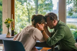Caroline (Martina Gedeck) und Sebastian (Rainer W&ouml;ss) sitzen am Fr&uuml;hst&uuml;ckstisch und sprechen &uuml;ber Carolines bevorstehende Herz-Operation.