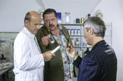 Hotelier Gerber wurde durch ausgetauschte Medikamente getötet, was für die beiden Cops Satori (Markus Böker, re.) und Hofer (Josef Hannesschläger, mi.) den Apotheker Kurt Wilke (Uli Gebauer) mehr als verdächtig macht. Hotelier Gerber wurde durch ausgetauschte Medikamente getötet, was für die beiden Cops Satori (Markus Böker, re.) und Hofer (Josef Hannesschläger, mi.) den Apotheker Kurt Wilke (Uli Gebauer) mehr als verdächtig macht.