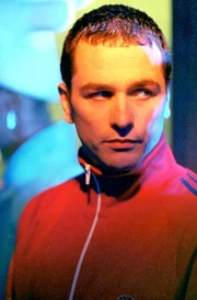 Matthew Rhys (Justin Price).