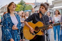 (v.li.): Martina Gedeck (Caroline Binder), Clara Luzia (Stra&szlig;enmusikerin).