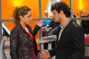 Nina (Maria Wedig, l.) bezweifelt, dass Luca (Manuel Cortez, r.) alles für sie aufgeben kann. Nina (Maria Wedig, l.) bezweifelt, dass Luca (Manuel Cortez, r.) alles für sie aufgeben kann.
