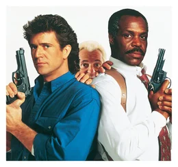 Die Cops Martin Riggs (Mel Gibson, li.) und Roger Murtaugh (Danny Glover, re.) sind wieder einmal gefordert..