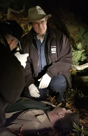 Wer ist der Mörder von Lambert? Gibbs (Mark Harmon, l.) und Ducky (David McCallum, r.) suchen nach Hinweisen, die den Fall lösen könnten ... Wer ist der Mörder von Lambert? Gibbs (Mark Harmon, l.) und Ducky (David McCallum, r.) suchen nach Hinweisen, die den Fall lösen könnten ...