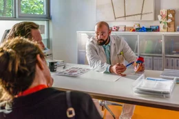 Von rechts: Dr. Hoffmann (Anton Noori) bespricht mit Caroline (Martina Gedeck) und Sebastian (Rainer W&ouml;ss) die dringend notwendige Herz-Operation.