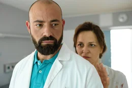 Das gesamte Leben von Caroline (Martina Gedeck) wird bestimmt durch ihre schwere Herzkrankheit. Herzspezialist Dr. Paul Hoffmann (Anton Noori) verspricht seiner Patientin Heilung durch eine neue OP-Methode - und er h&auml;lt sein Versprechen.