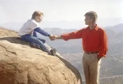 MacGyver (Richard Dean Anderson, r.) macht die Bekanntschaft von dem kleinen Darin Cooper (Danny Cooksey, l.). MacGyver (Richard Dean Anderson, r.) macht die Bekanntschaft von dem kleinen Darin Cooper (Danny Cooksey, l.).