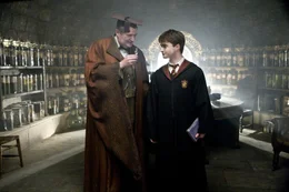 Um an die unverf&auml;lschten Erinnerungen von Professor Horace Slughorn (Jim Broadbent, l.) zu kommen, muss sich Harry Potter (Daniel Radcliffe, r.) als Meistersch&uuml;ler erweisen. Obwohl ihm dies mit Hilfe des Schulbuches des Halbblutprinzen gelingt, will der Professor seine Erinnerungen nicht preisgeben.