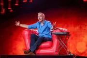 Johann König erzählt in seinem aktuellen Bühnenprogramm "Milchbrötchenrechnung" vom unerbittlichen Druck im Showgeschäft und von der Vereinbarkeit des Tourlebens mit dem Familienleben. Johann König erzählt in seinem aktuellen Bühnenprogramm "Milchbrötchenrechnung" vom unerbittlichen Druck im Showgeschäft und von der Vereinbarkeit des Tourlebens mit dem Familienleben.