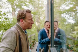 Sebastian (Rainer W&ouml;ss, links) und Suso (Alexander E. Fennon) vor der verschlossenen Haust&uuml;r der Binders.