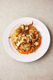Ger&ouml;steter Karfiol auf Romesco-Sauce.