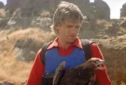 MacGyver (Richard Dean Anderson) soll ein Adlerpärchen vor Wilderern schützen. MacGyver (Richard Dean Anderson) soll ein Adlerpärchen vor Wilderern schützen.