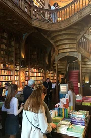 Porto: Livraria Lello. Innenansicht der weltberühmten Buchhandlung Lello. Sie inspirierte die Autorin J.K. Rowling beim Verfassen ihres ersten Harry-Potter Romans und ist heute eine der größten Touristenattraktionen der Stadt. Porto: Livraria Lello. Innenansicht der weltberühmten Buchhandlung Lello. Sie inspirierte die Autorin J.K. Rowling beim Verfassen ihres ersten Harry-Potter Romans und ist heute eine der größten Touristenattraktionen der Stadt.