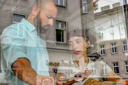 Dr. Pielach (Ruth Brauer-Kvam, rechts) vertraut Dr. Hoffmann (Anton Noori) im Caf&eacute; ein schwerwiegendes Geheimnis an.